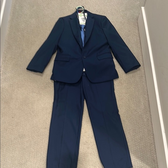 Boys 6 piece navy suit. Size 12. Only worn once. - Picture 13 of 13